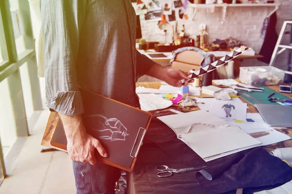 Person hand holding folder — Stock Photo, Image