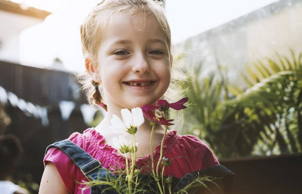 Fille passer du temps libre dans le jardin — Photo