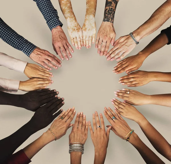 Multietnisk grupp av mänskliga händer — Stockfoto