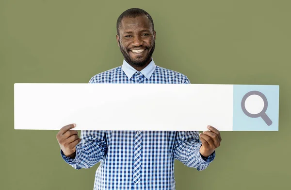 Africano hombre sosteniendo barra de búsqueda — Foto de Stock