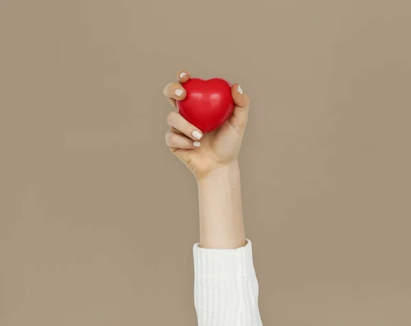 Mano sosteniendo corazón rojo —  Fotos de Stock