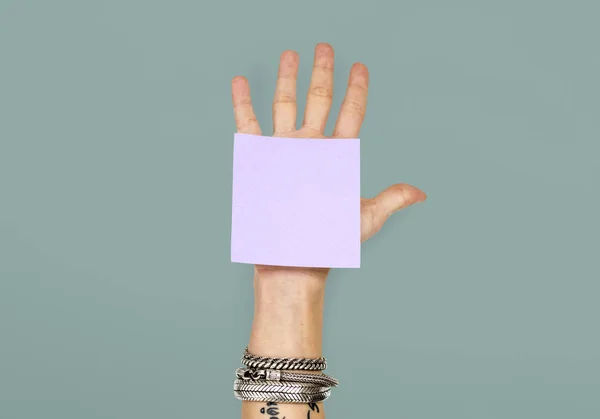 Pessoa segurando papel em branco — Fotografia de Stock