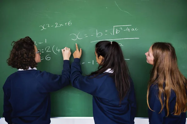 Studenter som skriver på tavlan — Stockfoto