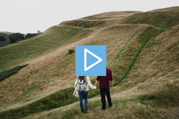 Couple standing on mountain hills — Stock Photo, Image