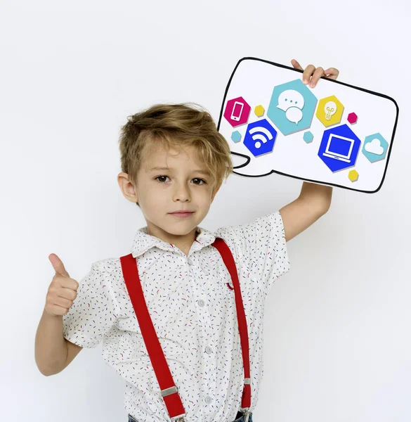 Kağıt konuşma balonu tutan çocuk