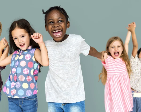 Niños tomados de la mano —  Fotos de Stock