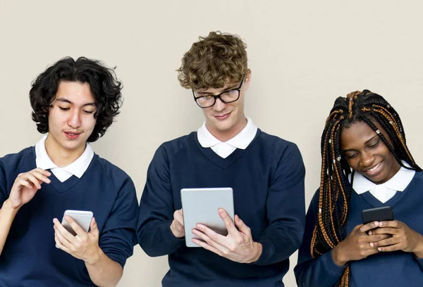 Studenti che utilizzano dispositivi digitali — Foto Stock