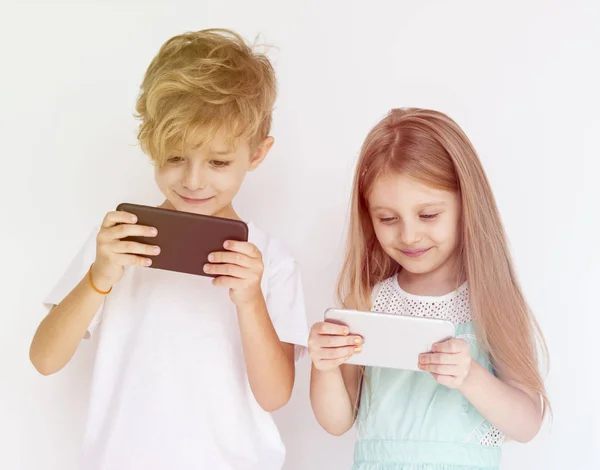 Діти за допомогою цифрових пристроїв — стокове фото