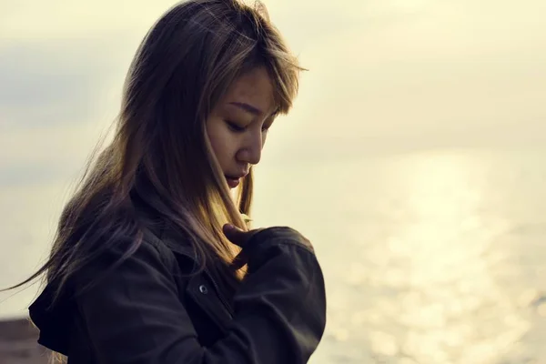 Asiatische Frau am Strand — Stockfoto