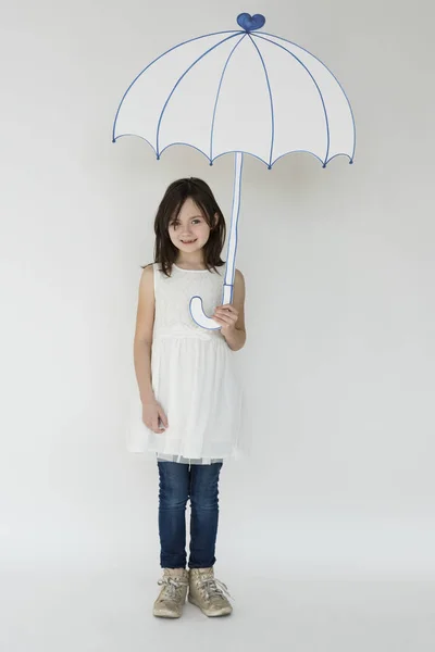 Menina com guarda-chuva de papel — Fotografia de Stock