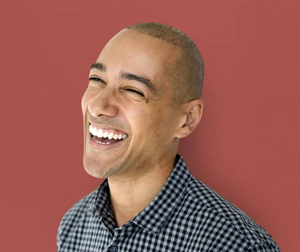 Щасливий змішана раса людина посміхається — стокове фото