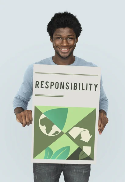 Homem africano segurando banner gráfico — Fotografia de Stock