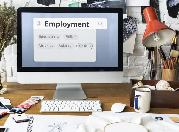 Ordenador en el lugar de trabajo con gráfico — Foto de Stock