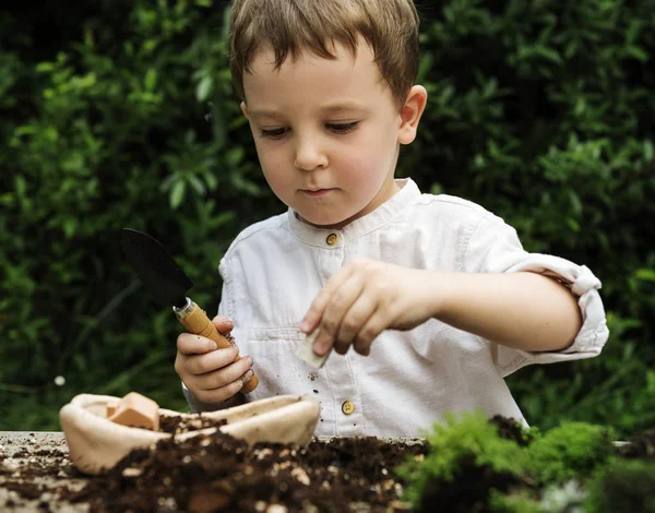 Niño jugando con tierra —  Fotos de Stock