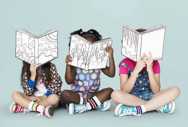 Niños leyendo libros de cuentos —  Fotos de Stock
