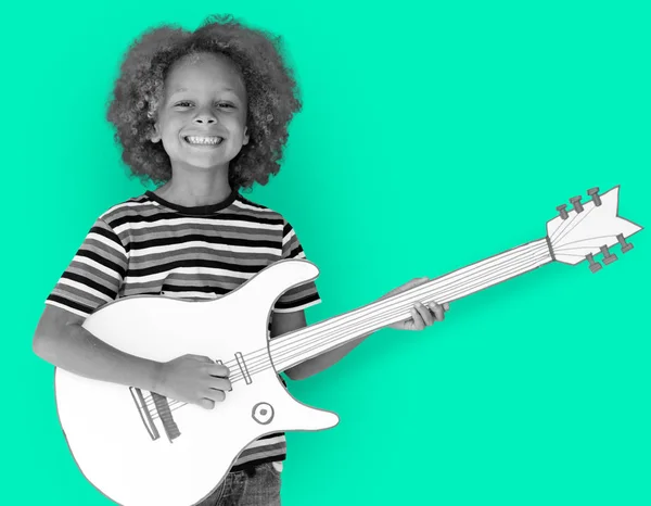 Niño pequeño con guitarra de papel —  Fotos de Stock