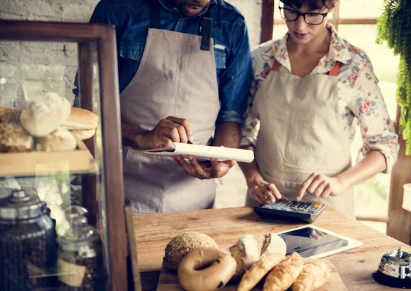 Uomo Che Controlla Azione Della Pasticceria Nel Negozio Della Pasticceria — Foto Stock