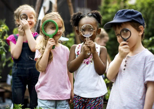 Дети с увеличительными очками — стоковое фото