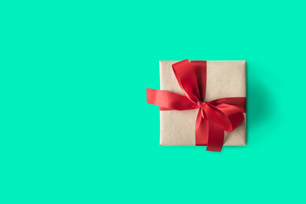 Завернутый в подарок красной лентой
