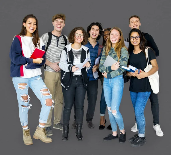 Studenti sorridenti in piedi in studio — Foto Stock