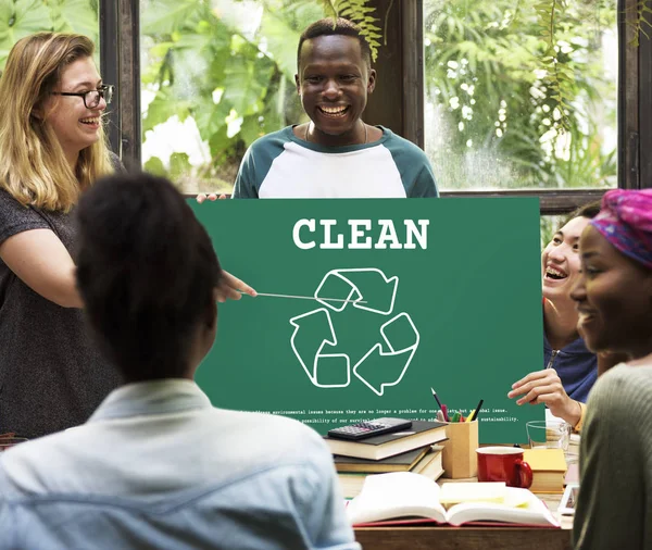 Grupo de estudiantes que aprenden juntos — Foto de Stock