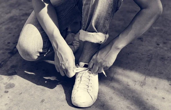 Man tying shoelaces — Stock Photo, Image