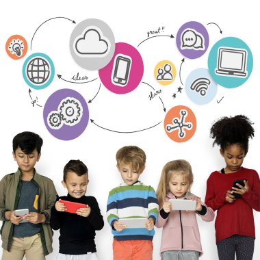 Çocuk akıllı telefonlar kullanarak