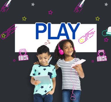 çok etnik gruptan oluşan çocuklar dijital cihazlar kullanarak