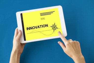 kişi holding dijital tablet