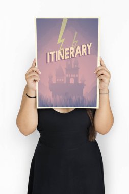 Kadın afişini tutar