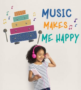 Müzik dinleyen kız