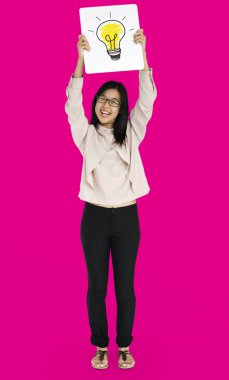 gülümseyen ve afişini tutan kız