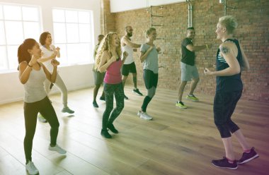 insanlar fiziksel egzersizler yapıyor 