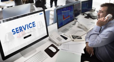 bilgisayarla çalışma iş adamı 