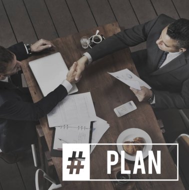 Toplantıda el sıkışan Businesmen