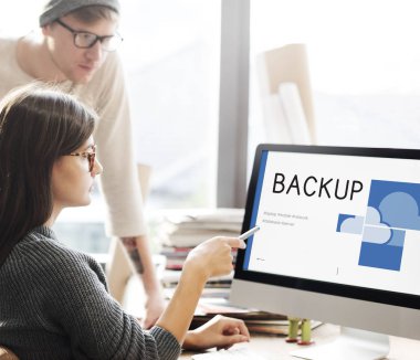 bilgisayar ekranında arayan kişi