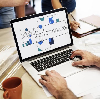 insan eli dizüstü bilgisayar kullanarak 