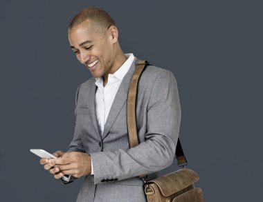 Akıllı telefon kullanan bir iş adamı.