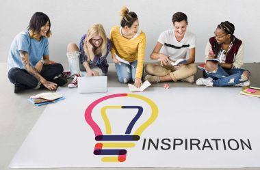 öğrenciler proje üzerinde birlikte çalışma