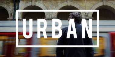 Metroda ayakta işadamı