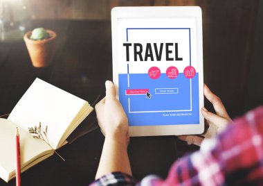 Dijital tablet tutan kadın