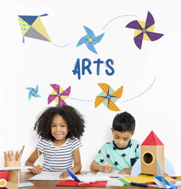 Küçük çocuklar masada çizim 