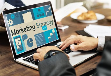 Tipik dizüstü klavye üzerinde iş adamları