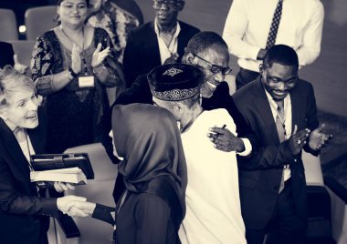 Uluslararası insanlar el sıkışan