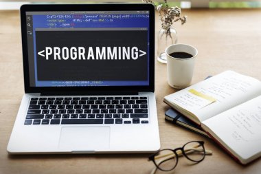 ahşap masa üstünde açılan laptop