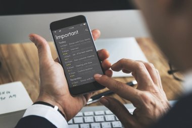 Cep telefonu kullanan iş adamı