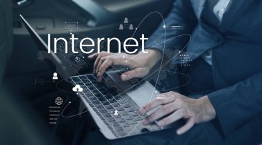 Arabaya dizüstü kullanarak işadamı