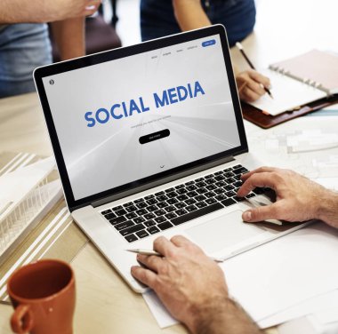 Bilgisayarda Daktilo Yazan İşadamı.