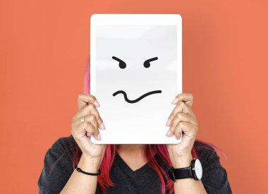 Dijital tablet ile yüz kapsayan kişi