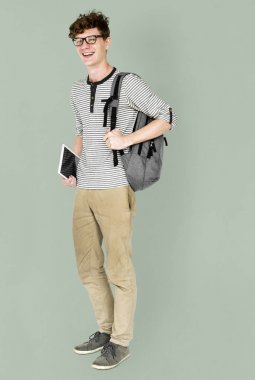sırt çantası ve tablet ile ayakta adam 